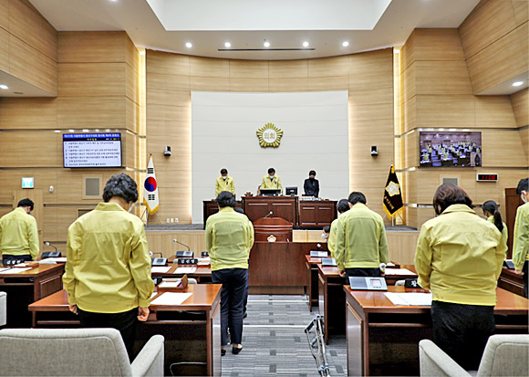 용산구의회 ‘제277회 임시회 제4차 본회의’ 참석자들이 이태원 참사로 목숨을 잃은 희생자들을 기리는 묵념을 하고 있다. 용산구의회 제공