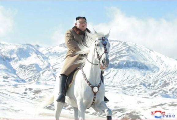 2019년 10월 김정은 북한 국무위원장이 백마를 타고 백두산에 오른 모습. 그가 탄 백마가 러시아산 오를로프 종이다. 조선중앙통신 캡처