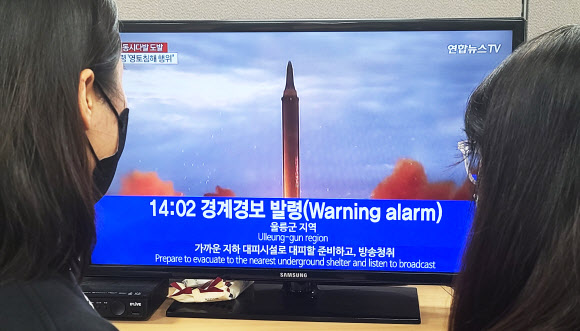 합동참모본부는 2일 북한의 NLL 이남 동해 상으로의 탄도미사일 발사에 대응해 울릉도 지역에 발령한 공습경보를 오후 2시를 기해 해제했다고 밝혔다. 울릉도에 공습경보가 울린 것은 분단 이후 처음이다. 연합뉴스