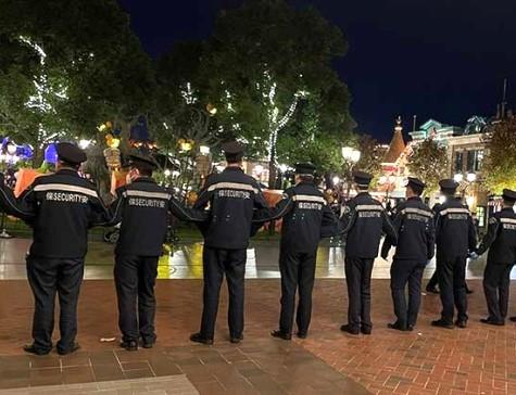 지난달 31일 중국 상하이 경찰들이 디즈니랜드를 둘러싸고 관람객들이 나오지 못하게 통제하고 있다. 베이징 로이터 연합뉴스