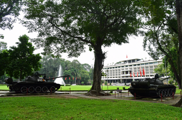 호찌민 시내 통일궁에는 탱크 두 대가 전시돼 있다. 1975년 남베트남 패망 당시 대통령궁(통일궁)의 담을 허물고 진격했던 실제 전차다. 사진 오른쪽은 러시아제, 왼쪽은 중국제다.