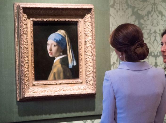 케이트 미들턴 영국 왕자비가 네덜란드 헤이그를 방문했을 때 마우리츠하위스 미술관에 전시된 거장 얀 페르메이르의 명화 ‘진주 귀고리를 한 소녀’를 감상하고 있다. 로이터 자료사진 