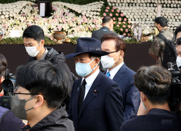 합동분향소 조문한 아소 부총재