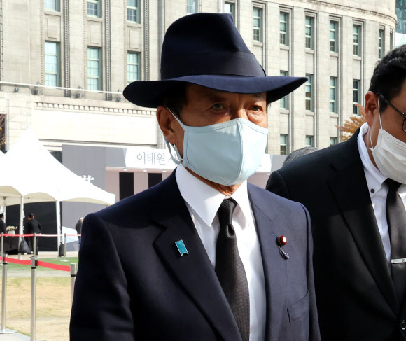 아소 부총재, 이태원 참소 합동분향소 조문