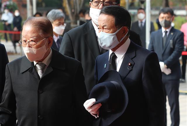 이태원 참사 합동분향소 조문 마친 아소 다로 부총재