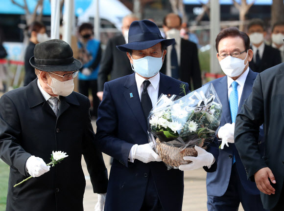 합동분향소 조문하는 아소 부총재