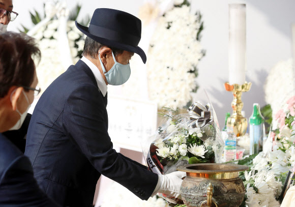 아소 부총재, 서울광장 합동분향소 조문