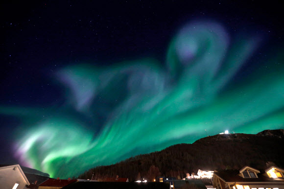 오로라가 2일(현지시간) 노르웨이 트롬쇠 상공에서 멋진 장관을 연출하고 있다. AFP 연합뉴스