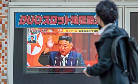 3일 일본 도쿄의 보행자 통로에서 북한의 미사일 발사 관련 뉴스가 흘러나오고 있다. 일본 정부는 이날 북한 미사일이 일본 상공을 통과할 것으로보고 미야기현 등 일부 지역에 피난 경보를 발령했다가 나중에 바로잡았다. 2022.11.3  AFP 연합뉴스