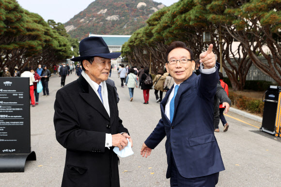 청와대 찾은 아소 부총재