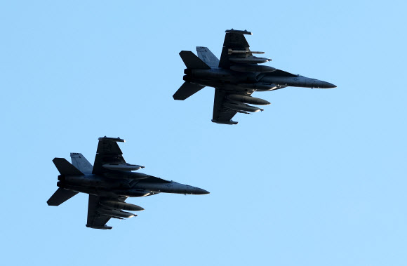 한미 공군의 대규모 연합공중훈련 ‘비질런트 스톰’ 훈련이 진행 중인 2일 오후 경기도 오산시 주한미공군 오산기지에 전자전기 EA-18 그라울러가 비행하고 있다. 2022.11.2 