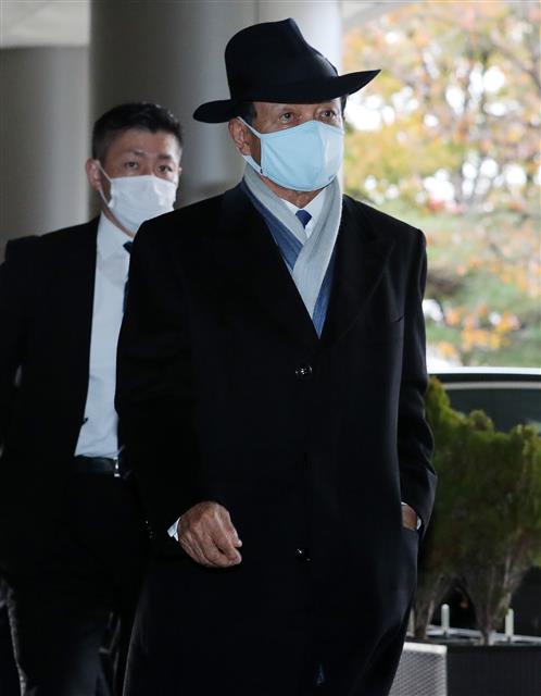 일본으로 출국하는 아소 다로 부총재