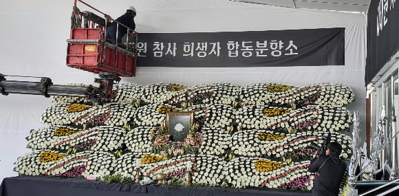 2일 오전 광주시가 왜곡·축소 논란을 빚은 ‘이태원 사고 사망자’ 합동 분향소 명칭을 ‘희생자’로 변경하고 있다. 2022.11.2/뉴스1