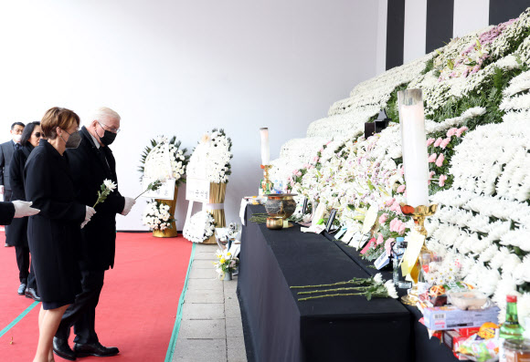 헌화하는 독일 대통령