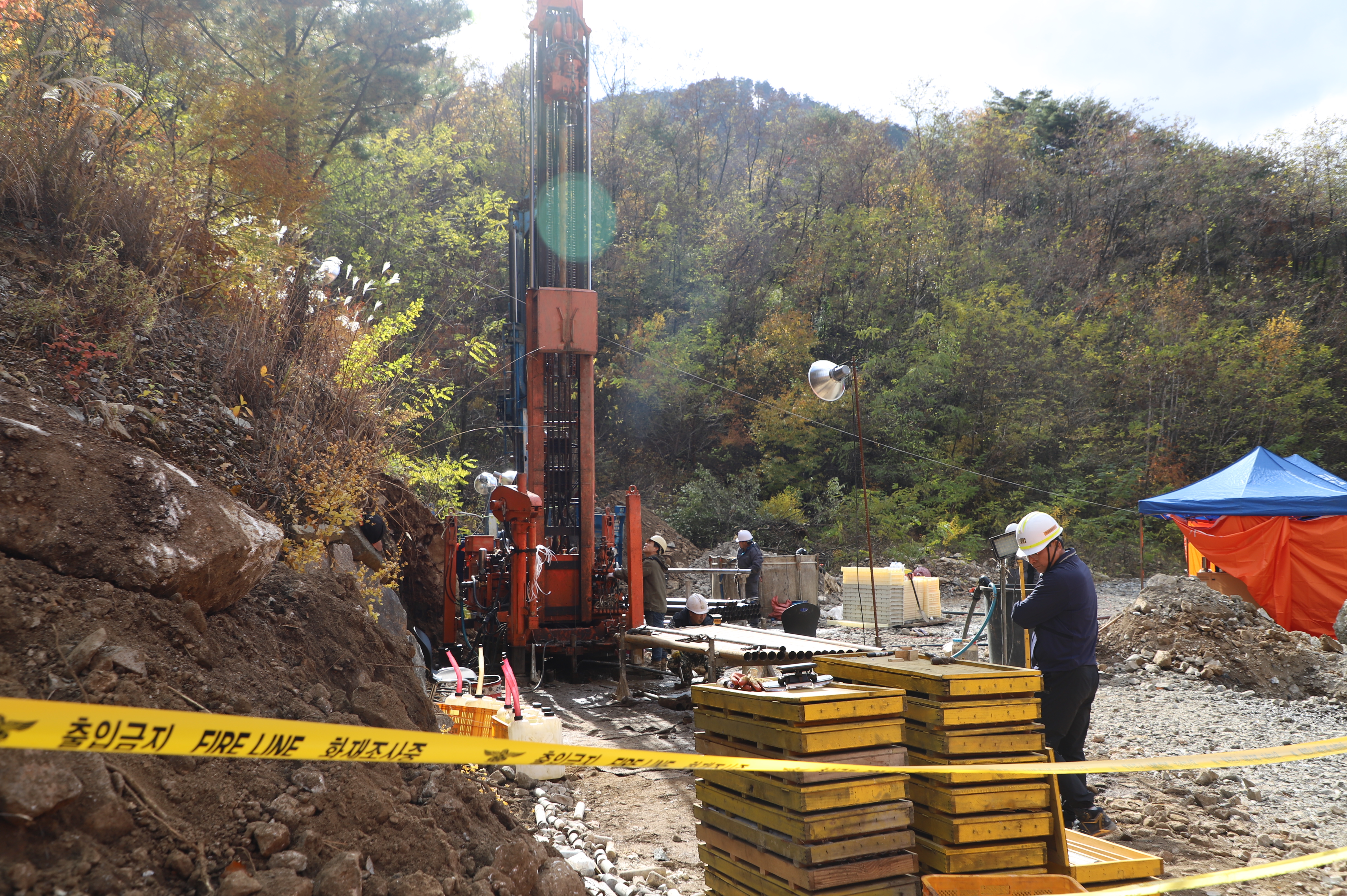 구조 당국이 고립 광부 2명을 구하기 위해 시추작업을 벌이고 있다. 경북소방본부제공  