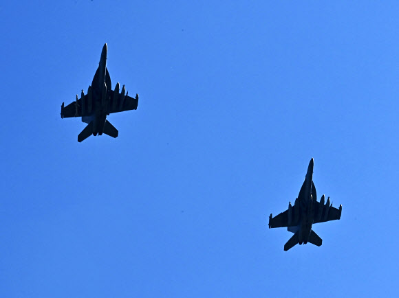 한미 연합공중훈련인 ‘비질런트 스톰(Vigilant Storm)’이 진행 중인 4일 경기도 평택시 주한미공군 오산기지 상공에 전자전공격기 EA-18 그라울러가 비행하고 있다. 지난달 31일 시작된 이번 훈련은 오늘 종료 예정이었지만 최근 북한의 도발이 계속되자 한미 국방 당국은 5일까지 연장하기로 했다. 2022.11.04. 뉴시스