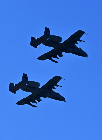 한미 연합공중훈련인 ‘비질런트 스톰(Vigilant Storm)’이 진행 중인 4일 경기도 평택시 주한미공군 오산기지 상공에 A-10 공격기가 비행하고 있다. 지난달 31일 시작된 이번 훈련은 오늘 종료 예정이었지만 최근 북한의 도발이 계속되자 한미 국방 당국은 5일까지 연장하기로 했다. 2022.11.04. 뉴시스