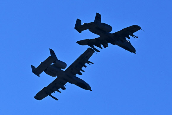 한미 연합공중훈련인 ‘비질런트 스톰(Vigilant Storm)’이 진행 중인 4일 경기도 평택시 주한미공군 오산기지 상공에 A-10 공격기가 비행하고 있다. 지난달 31일 시작된 이번 훈련은 오늘 종료 예정이었지만 최근 북한의 도발이 계속되자 한미 국방 당국은 5일까지 연장하기로 했다. 2022.11.04. 뉴시스