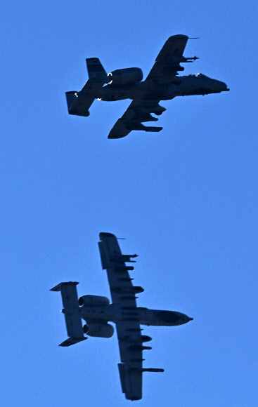 한미 연합공중훈련인 ‘비질런트 스톰(Vigilant Storm)’이 진행 중인 4일 경기도 평택시 주한미공군 오산기지 상공에 A-10 공격기가 비행하고 있다. 지난달 31일 시작된 이번 훈련은 오늘 종료 예정이었지만 최근 북한의 도발이 계속되자 한미 국방 당국은 5일까지 연장하기로 했다. 2022.11.04. 뉴시스