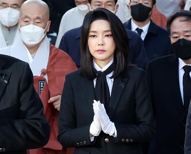 윤석열 대통령 부인 김건희 여사가 4일 오후 서울 종로구 조계사에서 열린 이태원 참사로 희생된 156명의 영가를 추모하는 위령법회에서 합장을 하고 있다. 2022.11.4 뉴스1