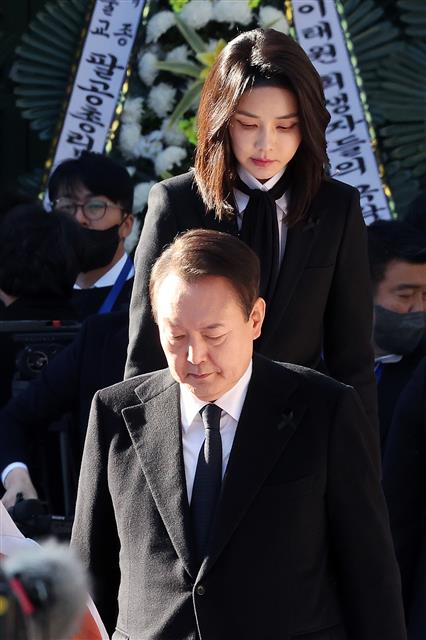 조계사 위령법회 헌화 마친 尹 대통령 내외