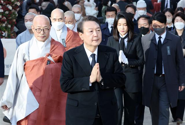 조계사 위령법회 마친 뒤 이동하는 윤석열 대통령