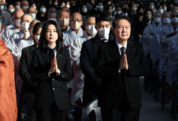 합장한 윤석열 대통령과 김건희 여사