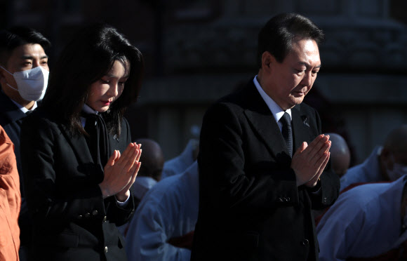 합장한 윤석열 대통령과 김건희 여사