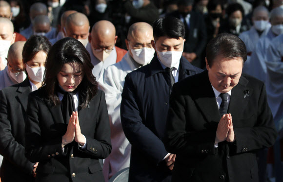 이태원 참사 추모 법회 참석한 윤석열 대통령 내외