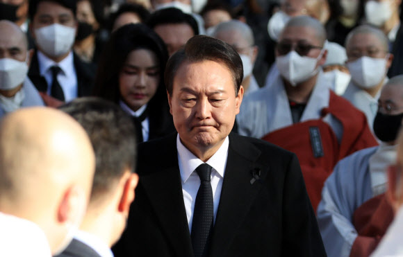 이태원 참사 추모 법회 참석한 윤석열 대통령 내외