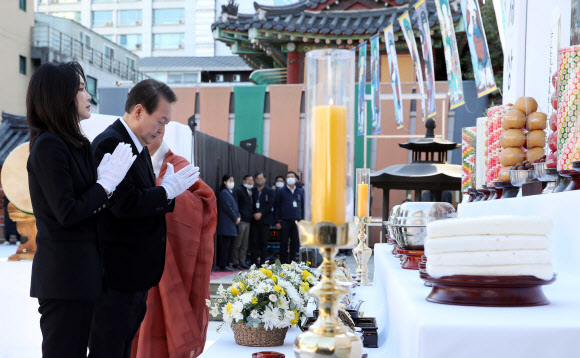 희생자 추모하는 윤석열 대통령 내외