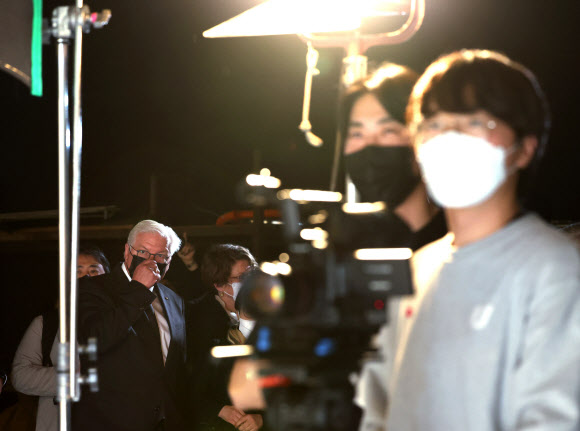 영화촬영 수업 참관하는 독일 대통령