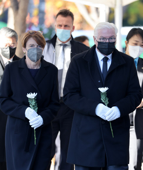 이태원 참사 합동분향소 찾은 독일 대통령 부부