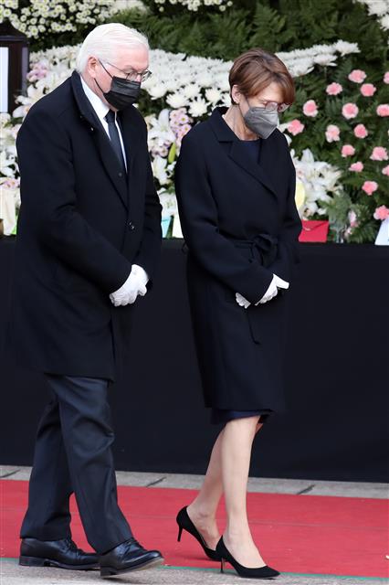 이태원 사고 사망자 합동분향소 찾은 독일 대통령 부부