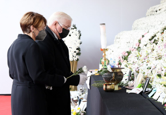 프랑크 발터 슈타인마이어 독일 대통령과 부인 엘케 뷔덴벤더 여사가 4일 서울광장에 마련된 이태원 사고 사망자 합동분향소를 찾아 조문하고 있다. 2022.11.04. 대통령실통신사진기자단
