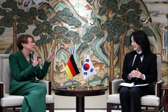 김건희 여사, 독일 대통령 부인과 환담