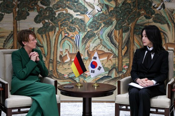 김건희 여사, 독일 대통령 부인과 환담