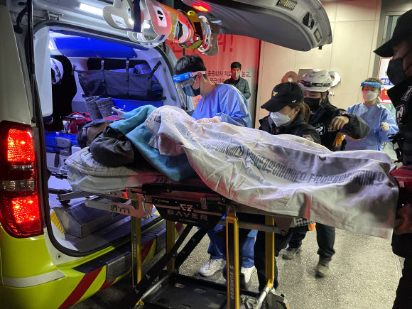 경북 봉화군 아연 채굴 광산 매몰사고 열흘째인 4일 오후 11시께 구조 고립됐던 작업자 2명이 생환한 가운데 안동병원으로 이송되고 있다. 2022.11.5  연합뉴스