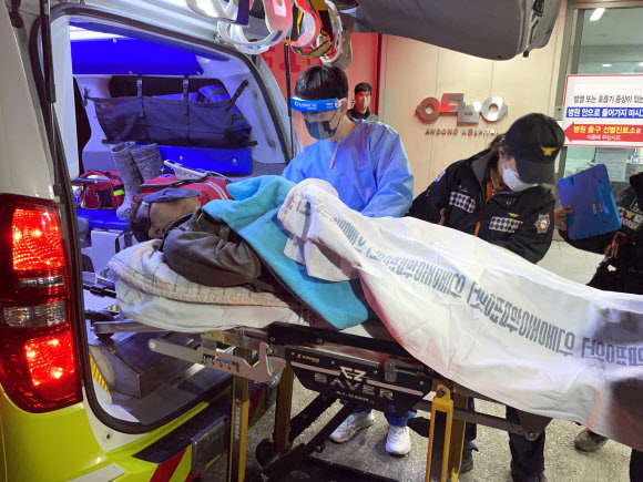 경북 봉화군 아연 채굴 광산 매몰사고 열흘째인 4일 오후 11시께 구조 고립됐던 작업자 2명이 생환한 가운데 안동병원으로 이송되고 있다. 2022.11.5 연합뉴스