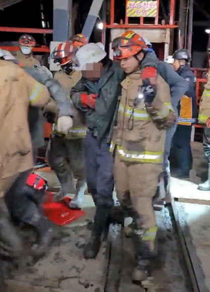 경북 봉화군 아연 채굴 광산 매몰사고 열흘째인 4일 오후 11시께 구조 당국은 고립됐던 작업자 2명이 생환했다고 밝혔다. 사진은 이날 생환한 고립자들이 밖으로 나오는 모습. 2022.11.5  소방청 제공
