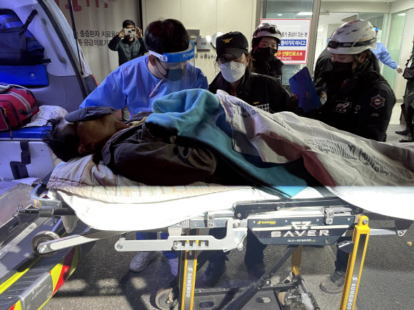 경북 봉화군 아연 채굴 광산 매몰사고 열흘째인 4일 오후 11시께 구조 고립됐던 작업자 2명이 생환한 가운데 안동병원으로 이송되고 있다. 2022.11.5  연합뉴스