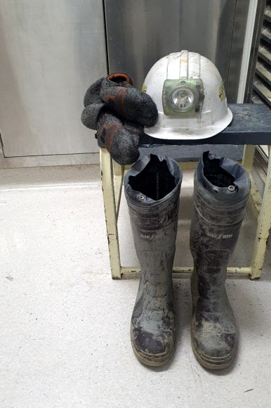 경북 봉화군 아연광산 매몰사고로 고립됐다가 221시간 만인 4일 밤 구조된 보조 작업자 박모(56)씨가 착용했던 안전모, 안전화, 양말. 2022.11.5  연합뉴스