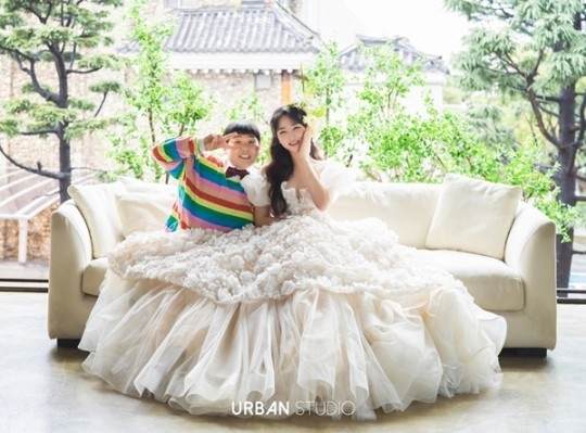 개그맨 김수영이 오늘(5일) 서울 여의도 KBS홀에서 8세 연하의 연인과 결혼식을 올린다.