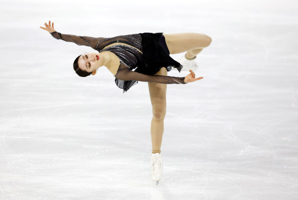 김예림이 4일(현지시간) 프랑스 앙제에서 열린 2022-2023 국제빙상경기연맹(ISU) 시니어 그랑프리 3차 대회 ‘그랑프리 드 프랑스’ 여자 싱글 쇼트 프로그램에서 멋진 연기를 펼치고 있다. 로이터 연합뉴스