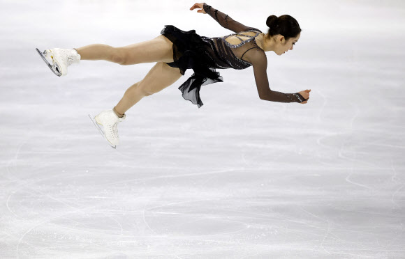 김예림이 4일(현지시간) 프랑스 앙제에서 열린 2022-2023 국제빙상경기연맹(ISU) 시니어 그랑프리 3차 대회 ‘그랑프리 드 프랑스’ 여자 싱글 쇼트 프로그램에서 멋진 연기를 펼치고 있다. 로이터 연합뉴스