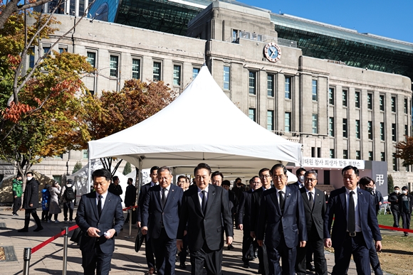 윤석열 대통령이 5일 오전 서울광장에 마련된 이태원 참사 희생자 합동분향소를 방문해 헌화한 뒤 한덕수 국무총리, 이상민 행정안전부 장관 등과 함께 이동하고 있다. 2022.11.5  연합뉴스/대통령실 제공