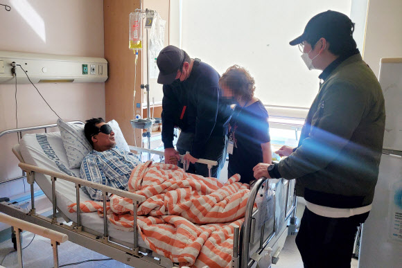 경북 봉화군의 한 광산에서 열흘간 고립됐다 구조된 작업반장 박모씨가 5일 경북 안동시 안동병원에서 가족을 만나고 있다. 구조된 이들의 건강상태는 양호한 것으로 알려졌으며 주치의는 “수일 내 퇴원까지 할 수 있을 걸로 예상한다”고 밝혔다.  연합뉴스