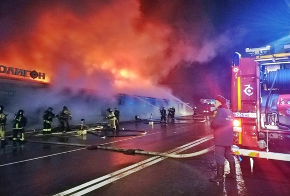4일(현지시간) 러시아 중서부 코스트로마의 한 나이트클럽에서 불이 나 15명이 숨지고 250명이 대피하는 소동이 벌어졌다. 2022.11.5  러시아 비상사태부