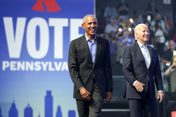 조 바이든 미국 대통령과 버락 오바마 전 대통령이 5일(현지시간) 펜실베이니아주 필라델피아의 템플대 경기장에서 유세를 하러 등장하고 있다. AP