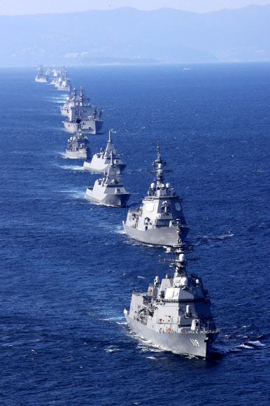 일본 해상자위대 주최로 6일 가나가와현 사가미만에서 열린 국제관함식에서 각국 함정이 항행하고 있다. 2022.11.6  도쿄 교도 연합뉴스